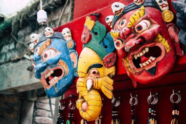 Katmandu Nepal 22 Ağustos 2018 geleneksel Nepalce maske Closeup satılan bir Hatıra Eşyası dükkanda Thamel Street Kathmandu