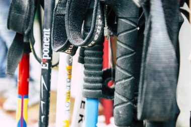 Katmandu Nepal 22 Ağustos 2018 görünümü Thamel Street Kathmandu sabah satılan aşınma ve trekking ekipman