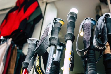 Katmandu Nepal 22 Ağustos 2018 görünümü Thamel Street Kathmandu sabah satılan aşınma ve trekking ekipman