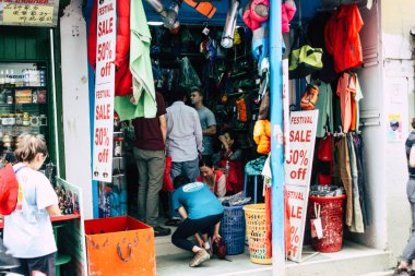 Katmandu Nepal 22 Ağustos 2018 görünümü Thamel Street Kathmandu sabah satılan aşınma ve trekking ekipman