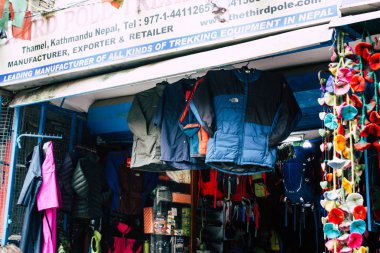 Katmandu Nepal 22 Ağustos 2018 görünümü Thamel Street Kathmandu sabah satılan aşınma ve trekking ekipman