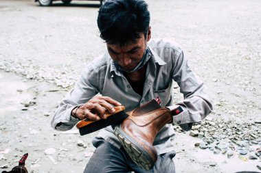 Katmandu Nepal 22 Ağustos 2018 Closeup Thamel Street Kathmandu sabah çalışan bir Nepal Ayakkabı Parlatıcı