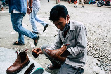 Katmandu Nepal 22 Ağustos 2018 Closeup Thamel Street Kathmandu sabah çalışan bir Nepal Ayakkabı Parlatıcı