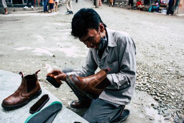 Katmandu Nepal 22 Ağustos 2018 Closeup Thamel Street Kathmandu sabah çalışan bir Nepal Ayakkabı Parlatıcı
