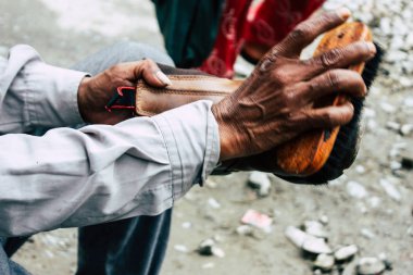 Katmandu Nepal 22 Ağustos 2018 Closeup Thamel Street Kathmandu sabah çalışan bir Nepal Ayakkabı Parlatıcı