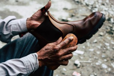 Katmandu Nepal 22 Ağustos 2018 Closeup Thamel Street Kathmandu sabah çalışan bir Nepal Ayakkabı Parlatıcı