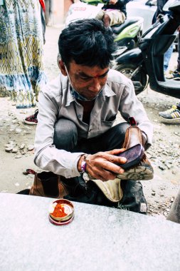 Katmandu Nepal 22 Ağustos 2018 Closeup Thamel Street Kathmandu sabah çalışan bir Nepal Ayakkabı Parlatıcı