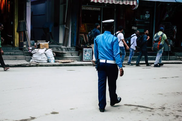 Kathmandu Nepal August 2018 View Unknown Nepali Police Officer Walking — Stock Photo, Image