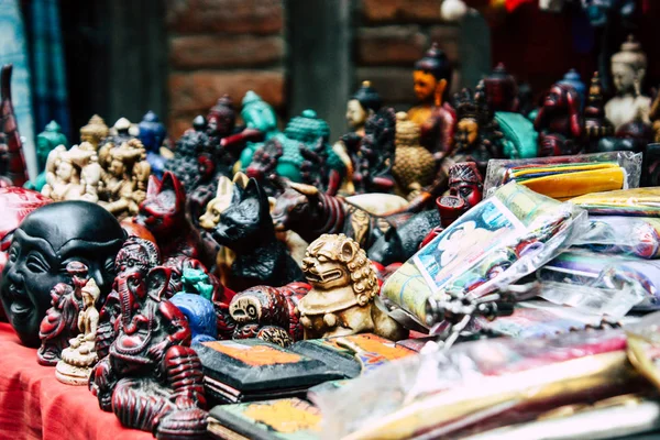 加德满都尼泊尔2018年8月22日上午在加德满都 Thamel 街一家纪念品店出售的尼泊尔装饰物特写 — 图库照片