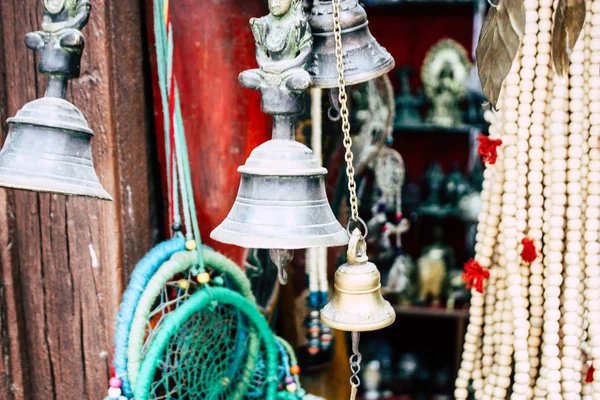 Katmandu Nepal 22 Ağustos 2018 Nepalce Closeup dekoratif objeler sabah Katmandu Thamel Street bir Hediyelik eşya dükkanında satılan