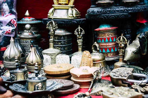 Kathmandu Nepal Sierpień 2018 Zbliżenie Nepalski Przedmioty Dekoracyjne Sprzedawane Sklepie — Zdjęcie stockowe