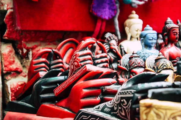 Katmandu Nepal 22 Ağustos 2018 dekoratif Buda heykelleri Closeup satılan bir Hatıra Eşyası dükkanda Thamel Street Kathmandu