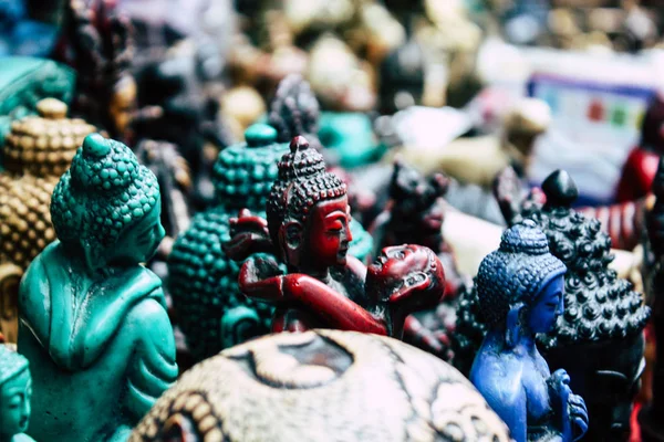Katmandu Nepal 22 Ağustos 2018 dekoratif Buda heykelleri Closeup satılan bir Hatıra Eşyası dükkanda Thamel Street Kathmandu