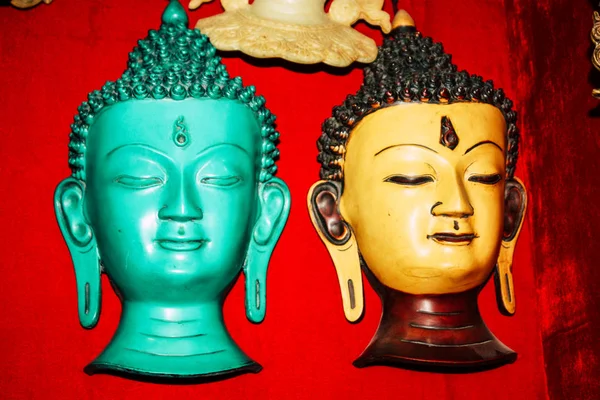 加德满都尼泊尔2018年8月22日在加德满都 Thamel 街纪念品店出售的传统尼泊尔面具特写 — 图库照片