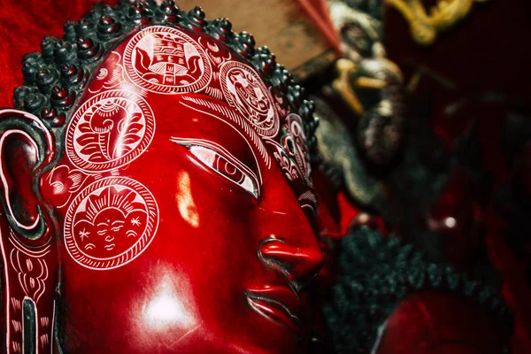 2018 日ネパール カトマンズ カトマンズのタメル通りの土産物屋で販売されている伝統的なネパールの仮面のクローズ アップ — ストック写真