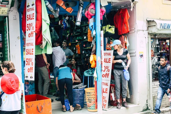 Katmandú Nepal Agosto 2018 Vista Equipos Trekking Ropa Vendida Calle — Foto de Stock