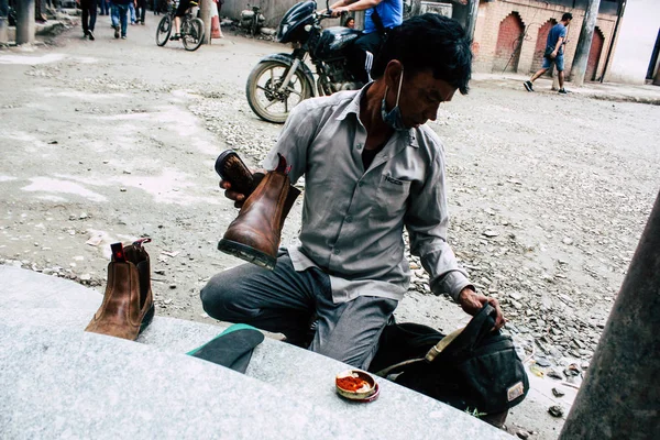 Kathmandu Nepal Sierpień 2018 Zbliżenie Nepalski Butelkowa Praca Przy Ulicy — Zdjęcie stockowe
