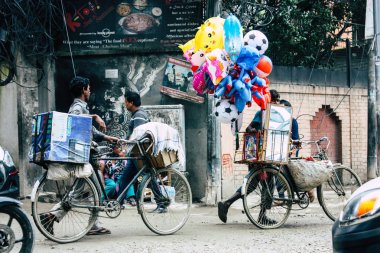 Katmandu Nepal 22 Ağustos 2018 bilinmeyen Nepalce insanlar sabah Katmandu Thamel sokakta bir touk touk sürüş görünümü