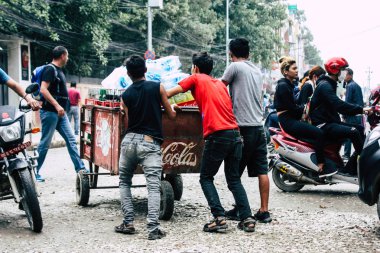 Katmandu Nepal 22 Ağustos 2018 Katmandu sokakta Thamel sabah yürüyüş bilinmeyen Nepalce insan görünümü
