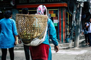 Katmandu Nepal 22 Ağustos 2018 Katmandu sokakta Thamel sabah yürüyüş bilinmeyen Nepalce insan görünümü