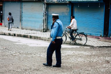Katmandu Nepal 22 Ağustos 2018 bilinmeyen Nepal polis memuru Katmandu sokakta Thamel sabah yürüyüş görünümünü