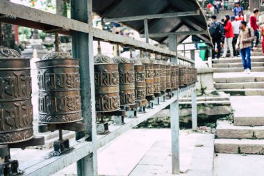 Katmandu Nepal 23 Ağustos 2018 akşam Kathmandu Swayambhunath alanında maymun Tapınağı'nda Tibet ibadet tekerlerimi görünümünü