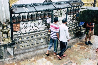 Katmandu Nepal 23 Ağustos 2018 akşam Kathmandu Swayambhunath alanında maymun Tapınağı'nda Tibet ibadet tekerlerimi görünümünü