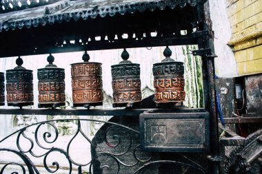 Katmandu Nepal 23 Ağustos 2018 akşam Kathmandu Swayambhunath alanında maymun Tapınağı'nda Tibet ibadet tekerlerimi görünümünü