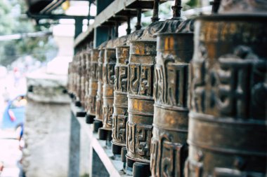 Katmandu Nepal 23 Ağustos 2018 akşam Kathmandu Swayambhunath alanında maymun Tapınağı'nda Tibet ibadet tekerlerimi görünümünü