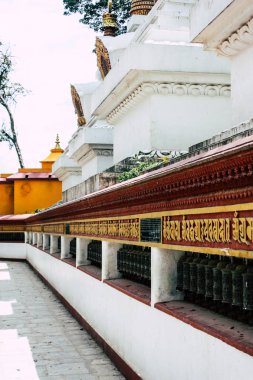 Katmandu Nepal 23 Ağustos 2018 akşam Kathmandu Swayambhunath alanında maymun Tapınağı'nda Tibet ibadet tekerlerimi görünümünü