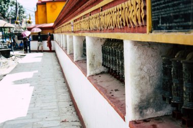 Katmandu Nepal 23 Ağustos 2018 akşam Kathmandu Swayambhunath alanında maymun Tapınağı'nda Tibet ibadet tekerlerimi görünümünü