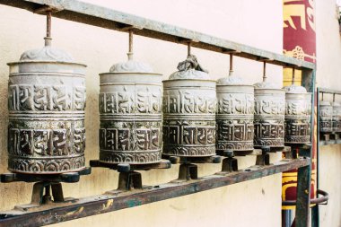 Katmandu Nepal 23 Ağustos 2018 akşam Kathmandu Swayambhunath alanında maymun Tapınağı'nda Tibet ibadet tekerlerimi görünümünü