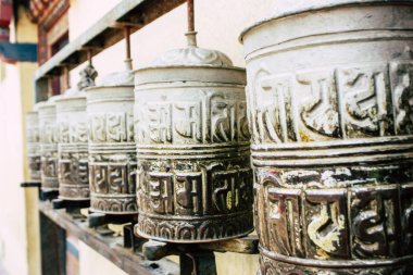 Katmandu Nepal 23 Ağustos 2018 akşam Kathmandu Swayambhunath alanında maymun Tapınağı'nda Tibet ibadet tekerlerimi görünümünü