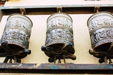 Katmandu Nepal 23 Ağustos 2018 akşam Kathmandu Swayambhunath alanında maymun Tapınağı'nda Tibet ibadet tekerlerimi görünümünü