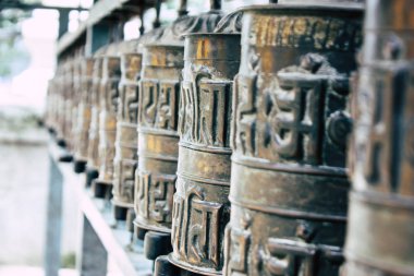 Katmandu Nepal 23 Ağustos 2018 akşam Kathmandu Swayambhunath alanında maymun Tapınağı'nda Tibet ibadet tekerlerimi görünümünü
