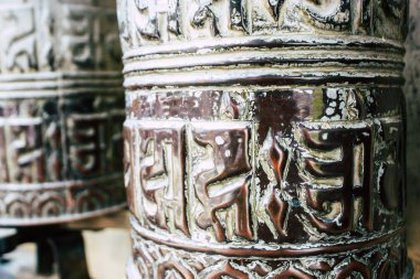 Katmandu Nepal 23 Ağustos 2018 akşam Kathmandu Swayambhunath alanında maymun Tapınağı'nda Tibet ibadet tekerlerimi görünümünü