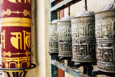 Katmandu Nepal 23 Ağustos 2018 akşam Kathmandu Swayambhunath alanında maymun Tapınağı'nda Tibet ibadet tekerlerimi görünümünü