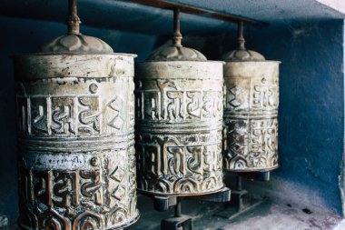 Katmandu Nepal 23 Ağustos 2018 akşam Kathmandu Swayambhunath alanında maymun Tapınağı'nda Tibet ibadet tekerlerimi görünümünü