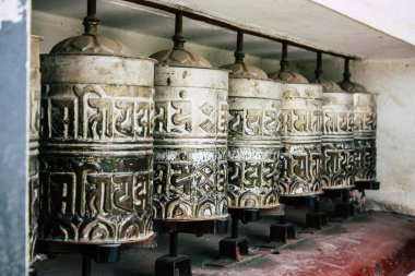 Katmandu Nepal 23 Ağustos 2018 akşam Kathmandu Swayambhunath alanında maymun Tapınağı'nda Tibet ibadet tekerlerimi görünümünü
