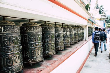 Katmandu Nepal 23 Ağustos 2018 akşam Kathmandu Swayambhunath alanında maymun Tapınağı'nda Tibet ibadet tekerlerimi görünümünü