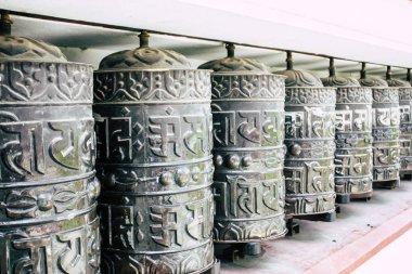 Katmandu Nepal 23 Ağustos 2018 akşam Kathmandu Swayambhunath alanında maymun Tapınağı'nda Tibet ibadet tekerlerimi görünümünü