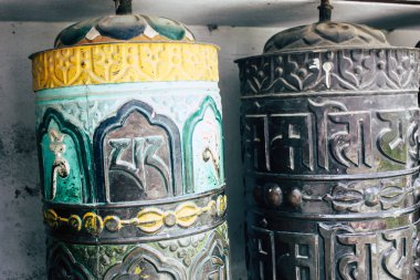 Katmandu Nepal 23 Ağustos 2018 akşam Kathmandu Swayambhunath alanında maymun Tapınağı'nda Tibet ibadet tekerlerimi görünümünü