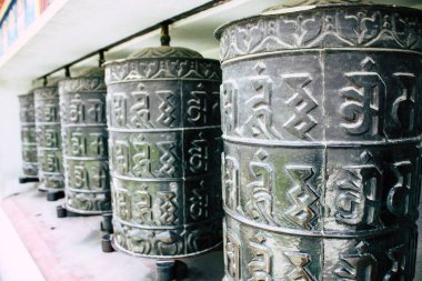 Katmandu Nepal 23 Ağustos 2018 akşam Kathmandu Swayambhunath alanında maymun Tapınağı'nda Tibet ibadet tekerlerimi görünümünü