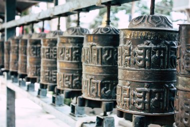 Katmandu Nepal 23 Ağustos 2018 akşam Kathmandu Swayambhunath alanında maymun Tapınağı'nda Tibet ibadet tekerlerimi görünümünü