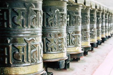 Katmandu Nepal 23 Ağustos 2018 akşam Kathmandu Swayambhunath alanında maymun Tapınağı'nda Tibet ibadet tekerlerimi görünümünü