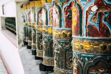 Katmandu Nepal 23 Ağustos 2018 akşam Kathmandu Swayambhunath alanında maymun Tapınağı'nda Tibet ibadet tekerlerimi görünümünü