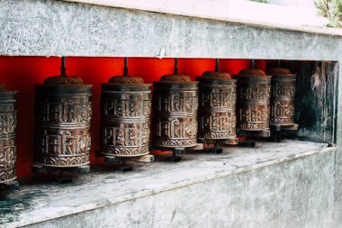 Katmandu Nepal 23 Ağustos 2018 akşam Kathmandu Swayambhunath alanında maymun Tapınağı'nda Tibet ibadet tekerlerimi görünümünü