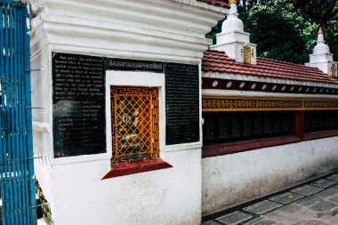 Katmandu Nepal 23 Ağustos 2018 akşam Kathmandu Swayambhunath alanında maymun Tapınağı'nda Tibet ibadet tekerlerimi görünümünü