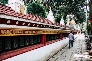 Katmandu Nepal 23 Ağustos 2018 akşam Kathmandu Swayambhunath alanında maymun Tapınağı'nda Tibet ibadet tekerlerimi görünümünü