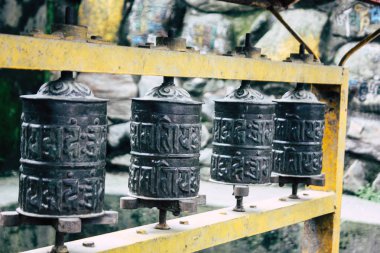 Katmandu Nepal 23 Ağustos 2018 akşam Kathmandu Swayambhunath alanında maymun Tapınağı'nda Tibet ibadet tekerlerimi görünümünü